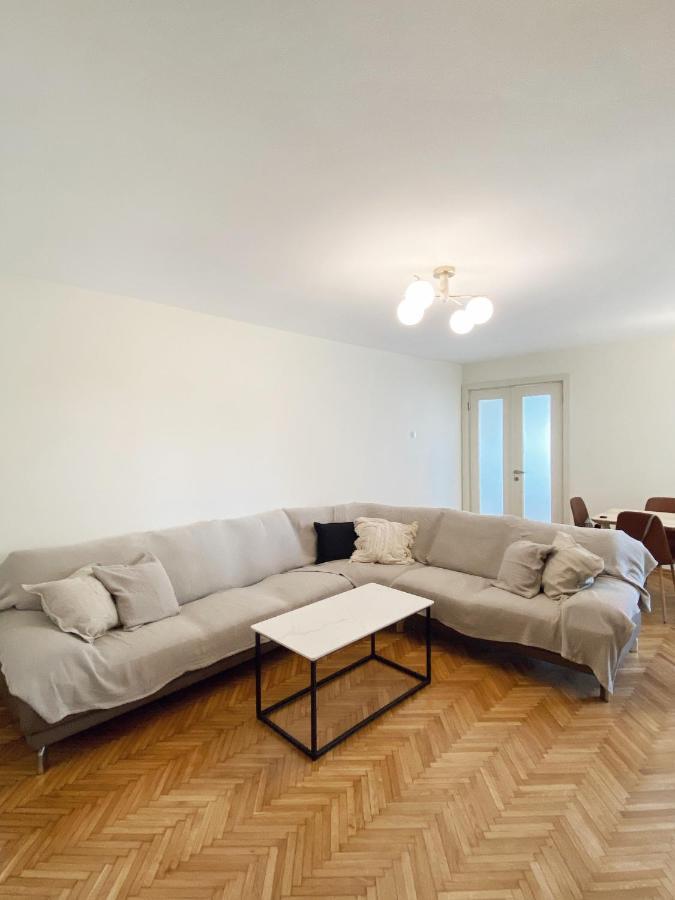 Chic 3 Bedroom In Center Apartment